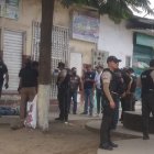 El hombre estaba sentado en la vereda cuando le dispararon. Policía investiga el hecho.