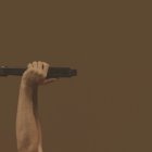 La joven se ejercitaba con un disco de pesas antes de caer al piso.