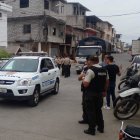 Agentes de la Policía trataban de identificar el cuerpo hallado en el río.