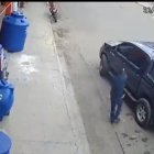 Los delincuentes armados llegaron en moto y se llevaron 60 mil dólares.