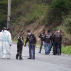 Personal de Criminalística levanta indicios en la escena del crimen.