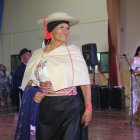 La ganadora fue vestida con un traje típico de Otavalo.