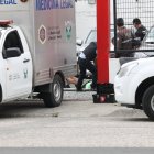 El cadáver del esmeraldeño quedó dentro del establecimiento de carros.