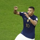 Kylian Mbappe de Francia celebra un gol hoy, en un partido de los octavos de final del Mundial de Fútbol Qatar 2022 entre Francia y Polonia en el estadio Al Zumama en Doha (Catar).