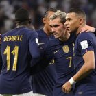 Kylian Mbappé (d), con un doblete, fue la figura de Francia. Quiere guiar a su selección al título.
