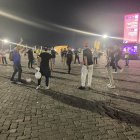 En las afueras de los estadios, los fanáticos se reúnen y juegan partidos.