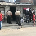La niña fue auxiliada por familiares que la sacaron del sitio donde dispararon a la madre.