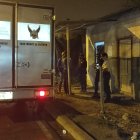 Testigos indicaron a la policía que los atacantes llegaron en una camioneta negra doble cabina.