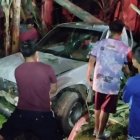 En el interior del carro gris quedaron atrapados los dos ocupantes.