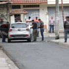 El cuerpo del policía Johann Vinueza fue sacado de su auto y subido en carro de Medicina Legal.