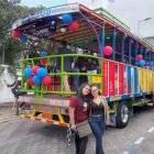Evelyn Herrera compartió con sus amigas un recorrido dentro de una chiva. Pese a que no hubo canelazo con piquete, dice que disfrutó del paisaje capitalino.