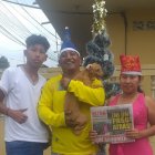 Nuestra lectora María Quindigalle Toaquiza saltó de la alegría con su familia por ganarse el billetazo de la Despegadita Navideña.