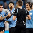 José María Giménez (i) y Edinson Cavani (d) se salieron de control tras la eliminación de Uruguay.