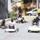 En la carrera de coches de madera improvisada hasta ‘se fueron de oreja’.