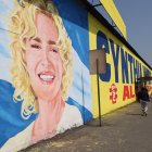 En una amplia pared de la avenida Rodríguez Bonín, casi al conectar con la avenida del Bombero, está la imagen de la funcionaria y de la prefecta.