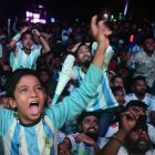 Miles de habitantes de Bangladés celebraron el triunfo que Argentina logró ante Polonia, en los octavos de final del Mundial de Catar.