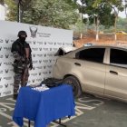 Imagen del carro, así como del dinero y los sobres con droga que decomisó la policía.