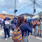 Las estudiantes de la Unidad Educativa Consejo Provincial exigen justicia por el caso de su compañera que habría sido abusada sexualmente.