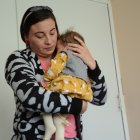 Únicamente los brazos de mamá calman momentáneamente a Antonella.