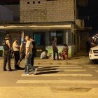 Parientes de Washington Javier Bravo lo hallaron tirado en la entrada de una casa.