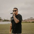 Gracias a la  música se compró un carro, casa y puso su restaurante.