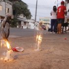 Dos velas fueron prendidas en la acera que fue baleado Fajardo, en el sur de Guayaquil.