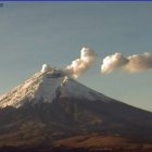 El volcán Cotopaxi lanza nube de ceniza de un kilómetro de altura