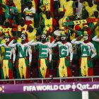 Varios hinchas de Senegal se pintaron el cuerpo de blanco para protegerse del maleficio que le hicieron a la Tri.