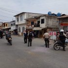 Agentes de Criminalística y de la Dirección de Muertes Violentas (Dinased) de Salitre revisaban el área.