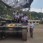 Los 'veteranos' de la leva del 56 recordaron sus viejos tiempos sobre una tanqueta.