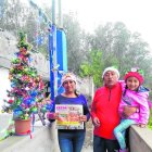 Juana Guerrero Terán junto a su hija, con el Diario que les hizo ganar 200 dólares.