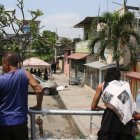 Al sitio acudieron agentes policiales para indagar este nuevo crimen en la ciudad.