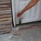 La explosión averió una puerta de la vivienda perjudicada.