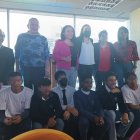 Javier Delgado (c) y Carla Heredia (d) compartieron con algunos de los beneficiarios del club de ajedrez El Rey.