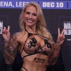 La boxeadora australiana Ebanie Bridges aprovechó durante un pesaje con una sensual lencería.