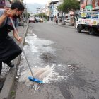 Los vecinos baldearon el charco de sangre que quedó en la acera.