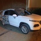 En los exteriores de la casa también sufrió daños un vehículo.