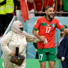 Sofiane Boufal, jugador de Marruecos, festejó con su madre tras eliminar a Portugal.