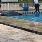 Tuvieron que llamar a la Policía y una grúa para lograr sacar el automóvil de la alberca.