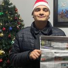 Joseph compró  EXTRA, despegó las páginas 2-3, ganó orden de compras de $ 200 y festejó.