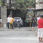 El grupo de personas que fue atacado se encontraba en la acera, cerca del arbolito de Navidad.