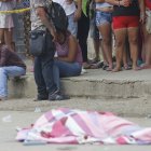 El cuerpo del joven fue cubierto por una sábana de colores luego de su asesinato.