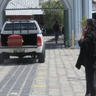 Luego de retirar el cuerpo de su hija, Rosa Bravo pide justicia.