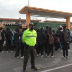 Un policía realiza  patrullajes afuera del plantel para resguardar la seguridad de los estudiantes.