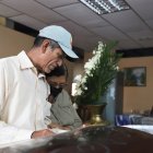 Cristina y Gerasimo Castro contemplaban el féretro del penúltimo de sus hermanos.