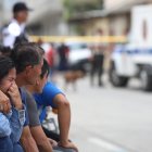 Familiares lloran la muerte de sus seres queridos.