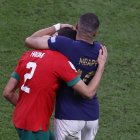 Kylian Mbappe de Francia saluda a Achraf Hakimi de Marruecos, al final de un partido de semifinales del Mundial de Fútbol Qatar 2022 entre Francia y Marruecos en el estadio Al Bait en Jor.