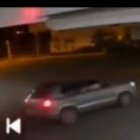 Los asaltantes llegaron en un auto gris, sometieron al policía y revisaron el patrullero.