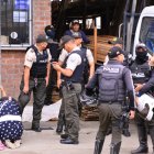 El cuerpo fue cubierto con una sábana y cerca sus familiares lloraba. Después lo subieron a un patrullero policial y lo llevaron al Centro Forense.