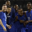 Los jugadores de Francia Jordan Veretout (i-d), Kylian Mbappé, Youssouf Fofana, Ousmane Dembélé, Jules Koundé y Eduardo Camaving participan en un entrenamiento de su selección en Doha.